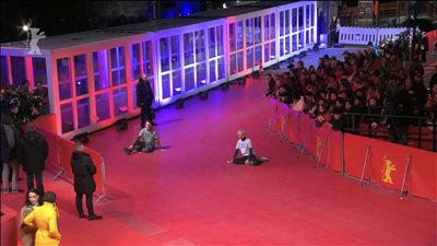 توقف فعاليات السجادة الحمراء لمهرجان برلين بعد اقتحامها من قبل نشطاء (فيديو وصور)