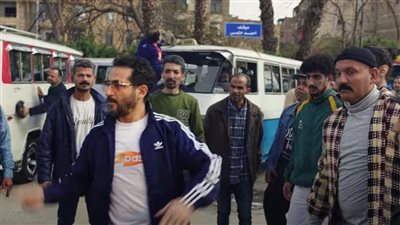 يرقص وسط سائقي الميكروباص، أحمد حلمي يطرح كليب أغنيته الجديدة (فيديو)