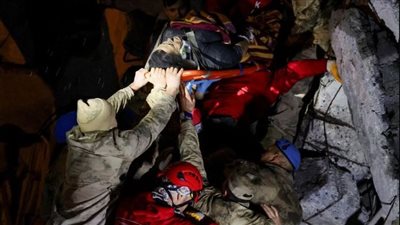 الحياة بين ركام الموت في تركيا.. انتشال فتاة وسيدة أحياء بعد 11 يوما.. وقصص الزلزال تهز الحجر والبشر (فيديو)