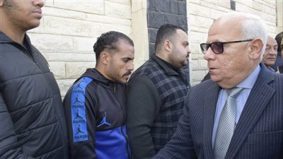 محافظ بورسعيد يشارك في تشييع جنازة الإعلامي الرياضي محمد غندر (صور)