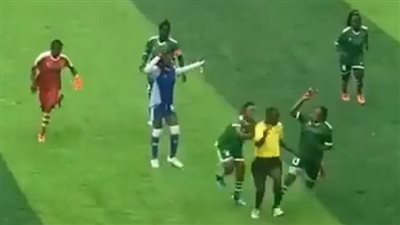 علقة ساخنة لـ حكم في مباراة كرة قدم نسائية بالكونغو (فيديو)