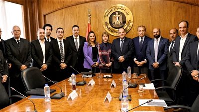 الصناعة تبحث سبل التعاون مع الشركات الدنماركية 