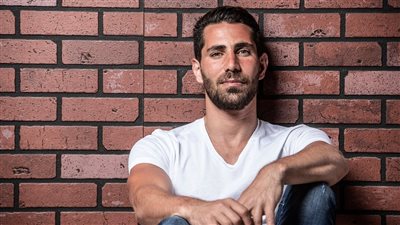 عزيز مرقة: كنت عايز أعيش في جلباب أبي وأهلي ضيعوني 3 مرات (فيديو)