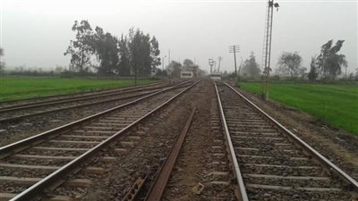 إصابة بائع حلوى متجول بعد سقوطه من قطار المطرية المنصورة 