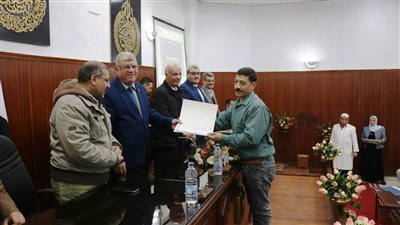 رئيس مجلس إدارة المعصرة للصناعات الهندسية يجتمع بالعاملين ويكرم بعضهم