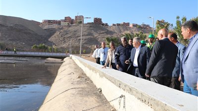 رئيس القابضة للمياه يتفقد محطات معالجة الصرف الصحى في أسوان