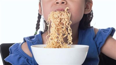 دراسة صادمة عن النودلز: خطيرة على الأطفال وأضرارها قد تحتاج إلى تدخل جراحي
