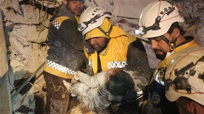 مآسي سوريا من تحت الأنقاض تقطع القلب، طفل خرج حاضنا أخاه جثة