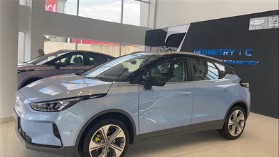 مواصفات ومزايا سيارة جيلي جوميتري الكهربائية بعد أول تجربة قيادة (فيديو وصور)