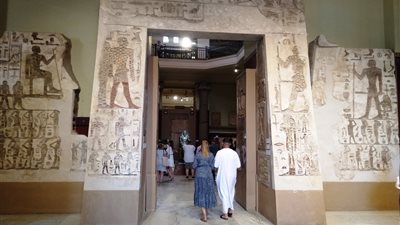 15 صورة ترصد تطوير العرض للقطع الأثرية بالمتحف المصري