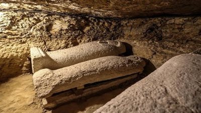 كواليس التحقيق في العثور على مقبرة أثرية مزيفة ببني سويف.. المتهمون حاولوا الاحتيال على تجار الآثار.. قرار من النيابة بضبطهم وإحضارهم 