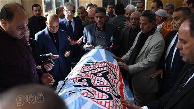 صلاح الجمل يدعو للصحفي الراحل مرسي عطالله عقب وصول الجثمان للأهرام (فيديو)