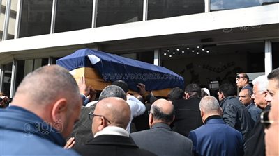 وصول جثمان مرسي عطا الله إلى مؤسسة الأهرام (فيديو وصور)