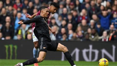 الدوري الإنجليزي، آرسنال يتأخر أمام أستون فيلا 2-1 في الشوط الأول 