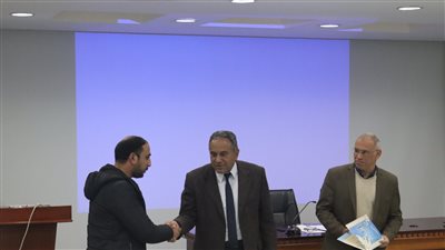 اجتماع للعاملين بمركز التميز العلمى والتكنولوجى