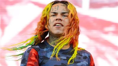 شخص ينتحل شخصية مغني راب شهير في كوبا