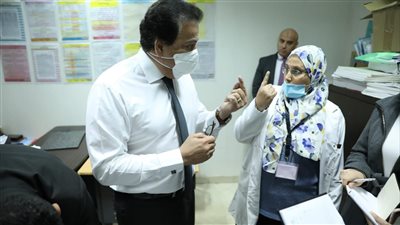 خالد عبد الغفار يوجه بمعاقبة المقصرين بالإدارة الصحية في الشيخ زايد والحصري 