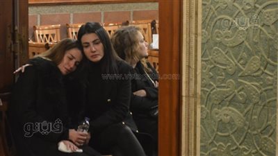 انهيار إيناس كامل في عزاء والدها ودينا فؤاد تحاول تهدئتها (فيديو)