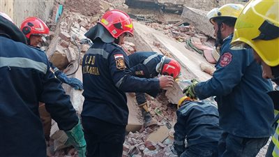 الحماية المدنية تنقذ المحتجزين أسفل أنقاض عقار الإسكندرية المنهار