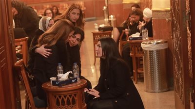 أخبار الفن اليوم: نجوم الفن في عزاء والد إيناس كامل.. ومنة فضالي تثير الجدل بفستان زفاف