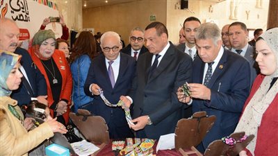 وزيرا التنمية المحلية والتربية والتعليم يتفقدان معرض 