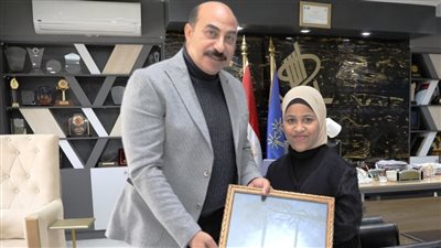 محافظ أسوان يكرم طفلة موهوبة في الرسم بالفم (صور)