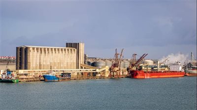 ميناء دمياط يستقبل 13 سفينة محملة بالبضائع إحداها بالقمح