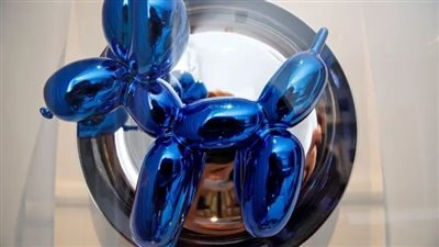 زائرة لمعرض فني في ميامي تحطم منحوتة بسعر قياسي (صور)