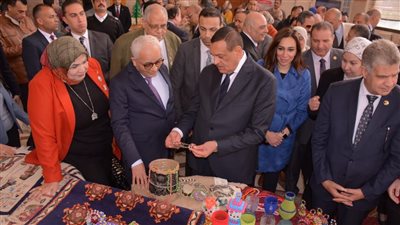 وزيرا التنمية المحلية والتربية والتعليم يتفدان معرض أيادي مصر بالبحيرة (صور)