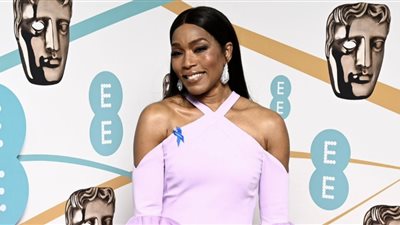 حفل البافتا، أنجيلا باسيت تدعم أوكرانيا على السجادة الحمراء (صور)