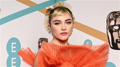 تصميم جريء لفستان فلورنس بيو في حفل البافتا (صور)