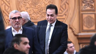 حكيم يتلقى العزاء في شقيقه بمسجد الشرطة (فيديو وصور)