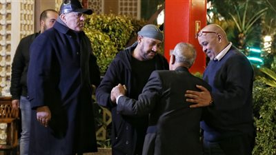 عصام كاريكا أول الحضور في عزاء شقيق حكيم (فيديو) 