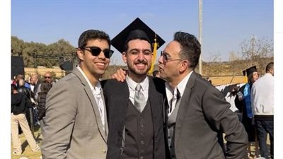مصطفى قمر يحتفل بتخرج نجله في الجامعة الأمريكية (صور) 