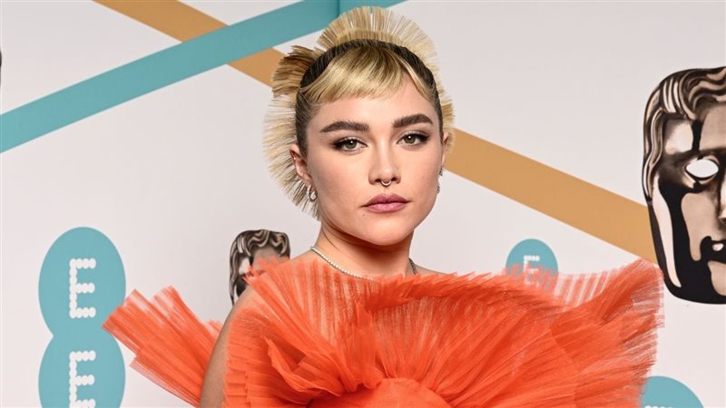 تصميم جريء لفستان فلورنس بيو في حفل البافتا (صور)