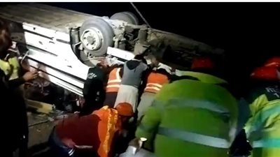 مصرع وإصابة 77 شخصًا في حادث سير رهيب بباكستان (فيديو)