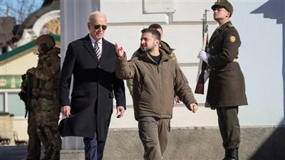 كيف تسلل بايدن خلسة إلى كييف وماذا فعل في زيارته الأولى لأوكرانيا؟ (صور)