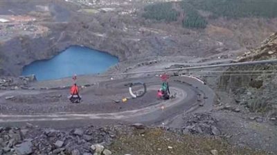 مسنة بريطانية تخوض مغامرة يخشاها الشباب (فيديو)