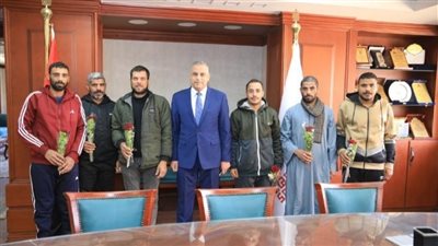 محافظ سوهاج يستقبل المواطنين الـ 6 العائدين من ليبيا (صور)