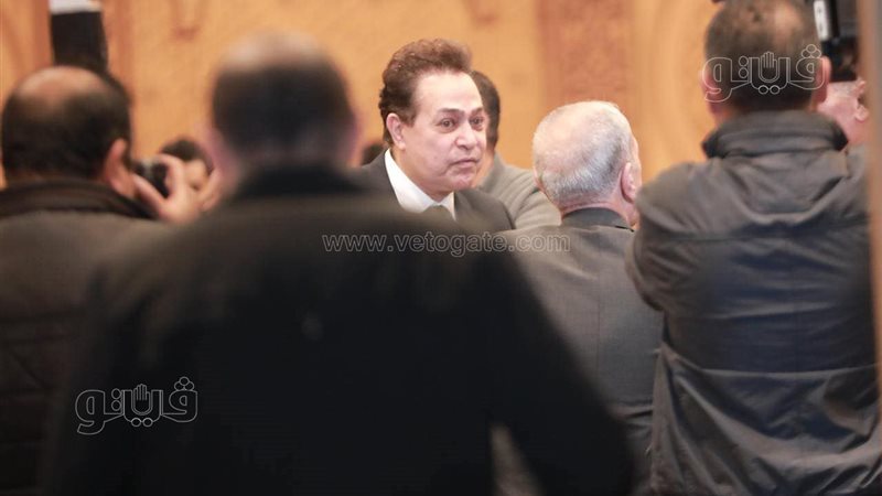 حكيم في عزاء شقيقه،