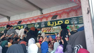 زحام وتدافع علي الأرز والزيت والسكر بمعارض أهلا رمضان (فيديو) 