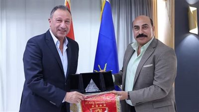 محمود الخطيب يهدي محافظ أسوان درع وعلم الأهلي 