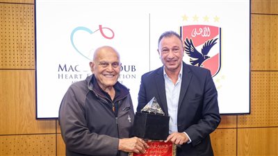 الخطيب يهدي مجدي يعقوب درع وعلم الأهلي