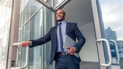 تطبيق يطالب الموظفين بمغادرة مكاتبهم فور انتهاء العمل