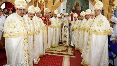 الأنبا إسحق يرسم عشرة كهنة جدد بإيبارشية طما