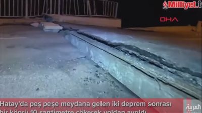 انفصال جسر عن طريق رئيسي في هاتاي التركية بسبب الزلزال (فيديو)