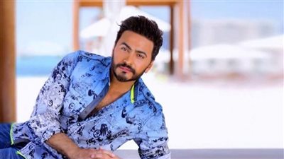 تامر حسني يدعم موهبة شابة ويعدها بمشاركته حفله المقبل (فيديو)