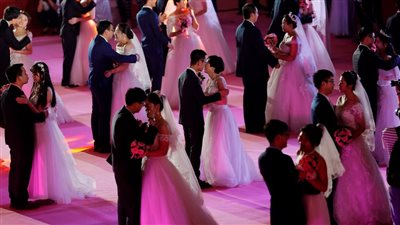  12 سيدة يقتحمن حفل زفاف حبيبهن، وموقف قوي من العروس تجاهه (فيديو)