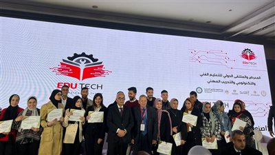 وزير التعليم يكرم 26 طالبا من أوائل الشهادات الفنية والتكنولوجية