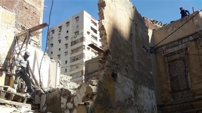 إزالة أجزاء تمثل خطورة بـ4 عقارات في غرب الإسكندرية 